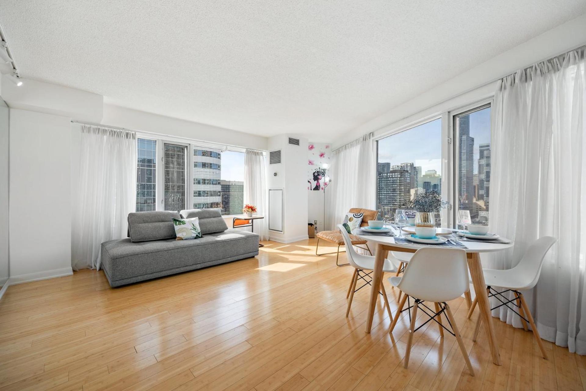 Modern 2-bedroom W Floor To Ceiling Windows Holiday home